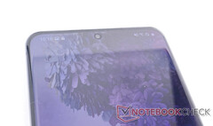 Das Samsung Galaxy S21 könnte eine deutliche bessere Selfie-Kamera als sein Vorgänger im Bild erhalten. (Bild: Notebookcheck)