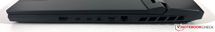 Rechts: USB-A 3.2 Gen.2 (10 GBit/s), 2x USB-C 4.0 mit Thunderbolt 4 (40 GBit/s, DisplayPort-ALT-Modus, 1x mit Power Delivery), Mini-DisplayPort, HDMI 2.1, 2,5-GBit/s-Ethernet