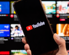 Smartphone mit YouTube-App (Bildquelle: noyb)