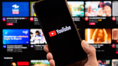 Smartphone mit YouTube-App (Bildquelle: noyb)