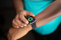 Die Apple Watch Series 6 kostet in der Produktion umgerechnet nur rund 111 Euro. (Bild: Solen Feyissa)