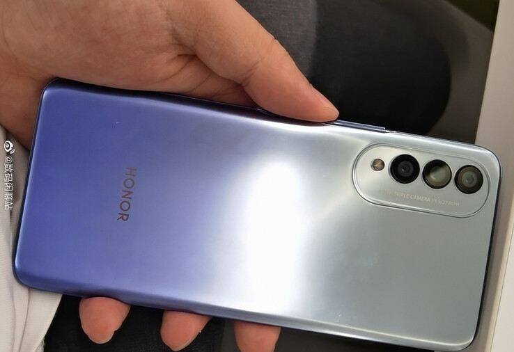 Das Honor X20 bietet eine Rückseite mit Farbverlauf und ein recht ungewöhnliches Kameramodul. (Bild: Digital Chat Station)