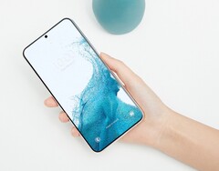 Der Nachfolger des abgebildeten Samsung Galaxy S22 soll ähnlich aussehen, aber größere Bildschirmränder erhalten. (Bild: Samsung)