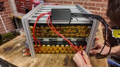 Akkupack aus recycelten Vape-Batterien (Bildquelle: Chris Doel, Screenshot)