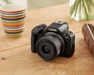 Die Canon EOS R100 wirkt wie eine modernisierte Reinkarnation der EOS 550D. (Bild: Canon)