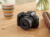 Die Canon EOS R100 wirkt wie eine modernisierte Reinkarnation der EOS 550D. (Bild: Canon)