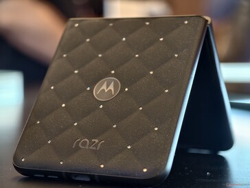Das Razr 70 with Crystals im Hands-On.