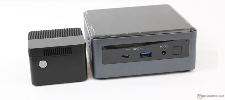 Die Chuwi LarkBox (links) neben der Intel NUC 10 (rechts)