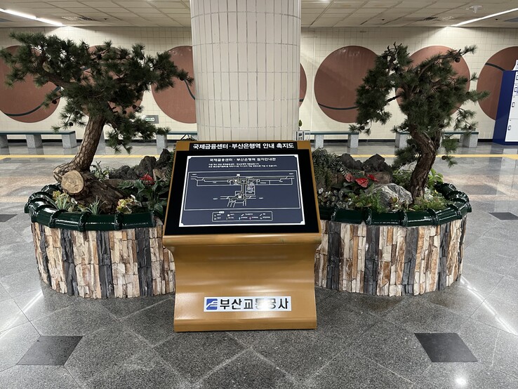 Karte der Busan Metro samt Pflanzen drumherum für bessere Aufenthaltsqualität.