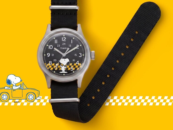 Peanuts x Timex MK1-Uhr mit schwarzem Zifferblatt, auf dem Snoopy und ein gelb-schwarz kariertes Muster zu sehen sind, abgebildet mit ihrem schwarzen Stoffarmband vor gelbem Hintergrund.