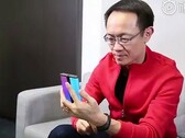 Xiaomi-Präsident Lin Bin zeigt sein erstes Foldable-Smartphone im Video. Wie soll es heißen?Xiaomi Mi Mix Flex, Mi Dual Flex?