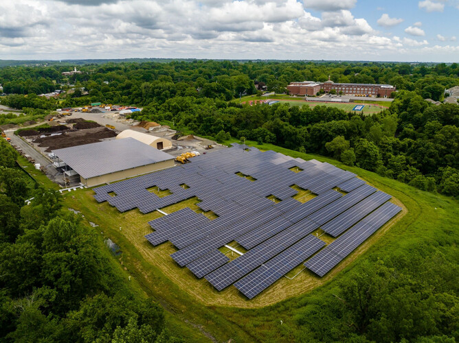 Solarpark auf dem Gelände einer stillgelegten Mülldeponie in White Plains, New York (Bild: DSD Renewables)
