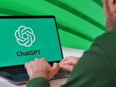 Person tippt auf einem Laptop, der das ChatGPT-Logo zeigt