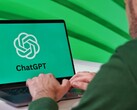 Person tippt auf einem Laptop, der das ChatGPT-Logo zeigt