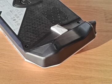 Die AMD-Version hat ein deutlich kantigeres Gehäuse...