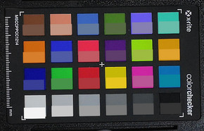 ColorChecker Farben abfotografiert. In der unteren Hälfte jedes Patches haben wir die Originalfarben abgebildet