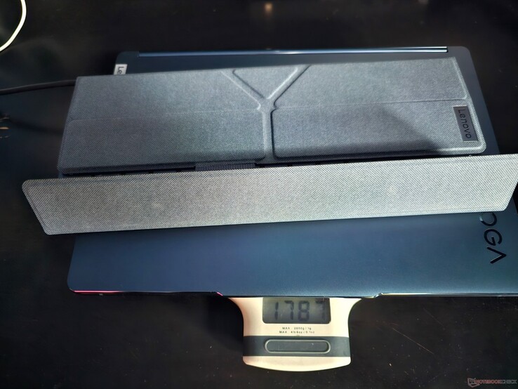 Alles in allem wiegt das Lenovo Yoga Book 9i deutlich mehr als die 1,3 kg, die im Datenblatt stehen.