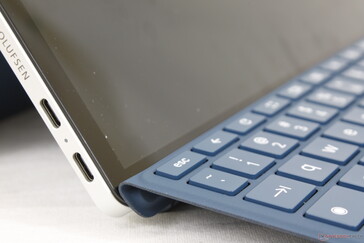 Der Tastenuntergrund ist leicht angewinkelt angebracht, sodass die Tastatur nie komplett flach auf dem Untergrund aufliegt