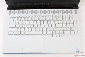 Neues Design und neue Größe der Tastatur verglichen mit dem älteren Alienware m17 R1