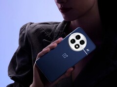 Dem abgebildeten OnePlus 13 soll bald ein kompakteres Modell zur Seite gestellt werden. (Bildquelle: OnePlus)