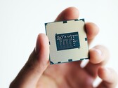 Intel aktualisiert einen seiner günstigsten Core i3-Prozessoren, der neue Chip bietet höhere Taktfrequenzen und Hyper-Threading. (Bild: Niek Doup, Unsplash)