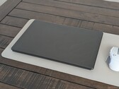Das neue MSI Stealth 16 übernimmt das schlankere und aufgeräumtere Design der Prestige-Serie, verzichtet aber auf den SD-Kartenleser, auf den viele Nutzer der Zielgruppe angewiesen sind.