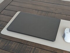 Das neue MSI Stealth 16 übernimmt das schlankere und aufgeräumtere Design der Prestige-Serie, verzichtet aber auf den SD-Kartenleser, auf den viele Nutzer der Zielgruppe angewiesen sind.