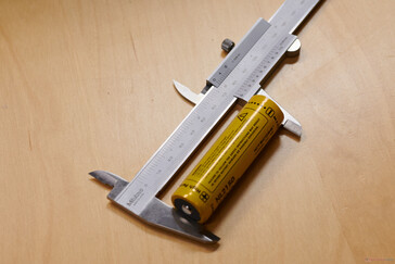 Der reguläre NL2150 21700er-Akku ist etwas kleiner …