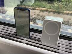 Erst nach einer Kühlung der Geräte per Klimaanlage ließ sich das iPhone 12 Mini mit der Magsafe-Batterie laden. (Foto: Andreas Sebayang/Privat)