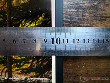 Schmale seitliche Einfassungen mit dickeren oberen und unteren Einfassungen