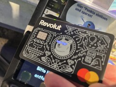 Wir bezahlen mit den leuchtenden Augen der Revolut-Karte an einem EMV-Contactless-Terminal.