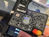 Wir bezahlen mit den leuchtenden Augen der Revolut-Karte an einem EMV-Contactless-Terminal.