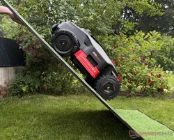 Auf unserer Testrampe haben beide AWD-Mähroboter gut 70% Steigung geschafft (hier Mova LiDAX Ultra AWD)