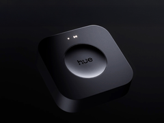 Die Philips Hue Bridge Pro (Abbildung) und die Standard-Bridge erhalten neue Firmware-Updates. (Bildquelle: Philips Hue)