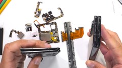 Im Vergleich zum Samsung Galaxy Z Fold5 rekordverdächtig dünn: Das Honor Magic V2 wird im JerryRigEverything Reverse-Teardown zusammengebaut.