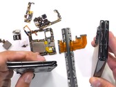 Im Vergleich zum Samsung Galaxy Z Fold5 rekordverdächtig dünn: Das Honor Magic V2 wird im JerryRigEverything Reverse-Teardown zusammengebaut.