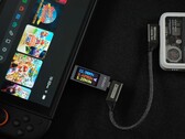 Die Nintendo Switch 2 wird mit einer IceMag Powerbank betrieben, dazwischen hängt ein Genki USB-C-Kabel und Strommesser (Bildquelle: ETA Prime on YouTube)