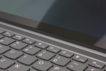 Das langgezogene Scharnier ist in allen Lagen gleich stabil, das Display wippt nur minimal nach. Allerdings gibt es leichte Knarztöne beim maximalen Öffnungswinkel von sich