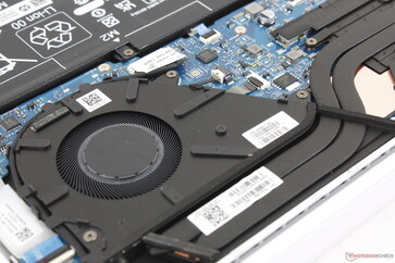 Die Kühllösung besteht aus einem einzelnen ~60 mm Lüfter und zwei kurzen Kupfer-Heatpipes