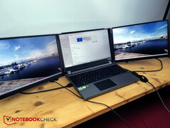 Suboptimaler Blickwinkel, Helligkeit ist von vorne annähernd gleich, aber rechtes Display hat mehr Gelbanteile, s. Steg