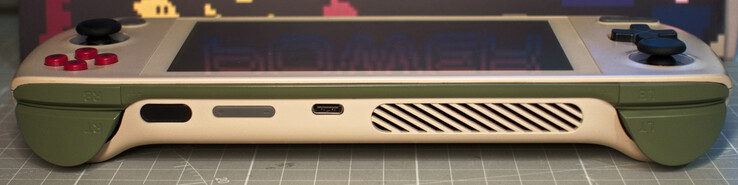Oben: Fingerabdrucksensor im Ein-/Aus-Schalter; Lautstärkewippe; USB C 4.0 (Displayport, Powerdelivery)