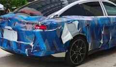 Spionagefoto: Getarnter Prototyp der dritten Generation des BYD Han, aufgenommen von der BYD-Fan-Community (Di Fen Zhi Jia).
