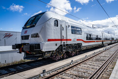 Ein Steuerwagen des ICE-L bei der Auslieferung in Spanien auf Hilfsdrehgestellen für die Breitspur. (Bildquelle: Deutsche Bahn AG / Tobias Holzer)