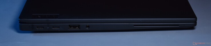 left: 2x Thunderbolt 4, USB A 3.2 Gen 1, 3.5mm Audio, Smartcard Slot