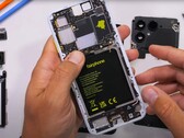 Üblicherweise folgt der Teardown erst nach dem Durability-Test, nicht so beim europäischen Fairphone 6. (Bildquelle: JerryRigEverything)