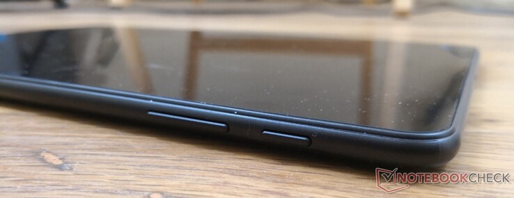 Oben: Einschalttaste, Lautstärketasten