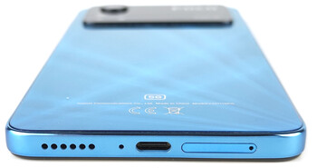 Untere Gehäuseseite ()Kartenschacht, USB-Port, Mikrofon, Lautsprecher)