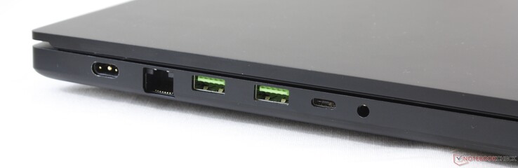 Links: Netzteil, 2,5 Gbit RJ-45, 2x USB 3.2 Gen. 2, USB-C 3.2 Gen. 2, 3,5 mm Audio