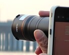 Wenn die Leaks stimmen, sehen wir hier erstmals eine deutlich gewachsene externe Hasselblad-Optik hinter dem Oppo Find X9 Ultra. (Bildquelle: Weibo, editiert)