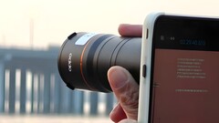 Wenn die Leaks stimmen, sehen wir hier erstmals eine deutlich gewachsene externe Hasselblad-Optik hinter dem Oppo Find X9 Ultra. (Bildquelle: Weibo, editiert)